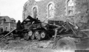 2 août 1944 : carcasses d’un Marder III et d’un canon de 20 mm allemands à Roncey. Photo : US National Archives