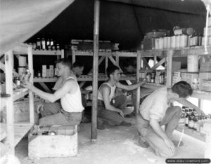 26 juillet 1944 : stockage des produits médicaux dans l’hôpital de campagne de Saint-Hilaire-Petitville. Photo : US National Archives