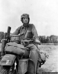 26 juillet 1944 : une estafette du 33rd Armored Regiment de la 3rd Armored Division, le soldat Robert J. Vance dans le secteur de Saint-Jean-de-Daye. Photo : US National Archives