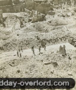 12 août 1944 : une patrouille américaine au milieu des ruines de la ville de Saint-Lô. Photo : US National Archives