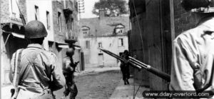 Des soldats américains de la 83ème division d’infanterie, baïonnette au canon, progressent lentement dans les rues de Saint-Malo. Photo : US National Archives