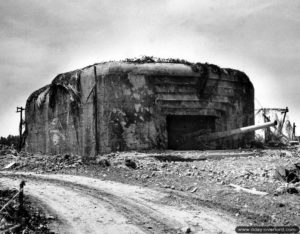 18 juin 1944 : une des deux casemates de la batterie de Crisbecq à Saint-Marcouf avec un canon Skoda de 210 mm. Photo : US National Archives