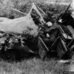 L’épave d’un Personenkraftwagen Tatra 57 K avec deux de ses occupants tués dans le secteur de Saint-Sauveur-le-Vicomte. Photo : US National Archives