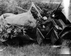 L’épave d’un Personenkraftwagen Tatra 57 K avec deux de ses occupants tués dans le secteur de Saint-Sauveur-le-Vicomte. Photo : US National Archives