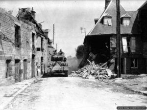 Un char M4 Sherman appartenant au 67th Armored Regiment, 2nd Armored Division progresse dans Saint-Sever. Photo : US National Archives