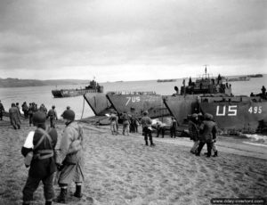 Des LCT débarquent du matériel et des personnels dans le cadre d’un exercice à Slapton Sands. Photo : US National Archives