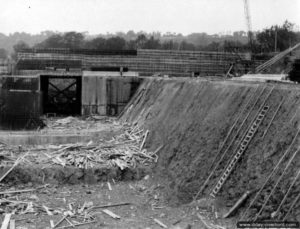 4 juillet 1944 : visite des généraux Eisenhower et Bradley ainsi que leur état-major de la base de construction de fusées V2 située à Sottevast et toujours en travaux au moment de la libération. Photo : US National Archives