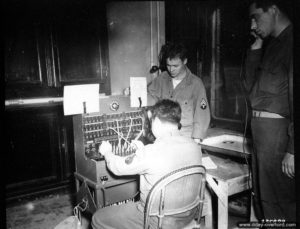 6 septembre 1944 : un centre de communications a été aménagé par les Américains dans le sous-sol du château de Chiffrevast à Tamerville. Photo : US National Archives