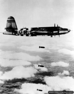 12 juin 1944 : un B-26 Marauder du 454th Bomber Squadron du 323rd Bomber Group largue ses bombes dans le secteur de Torigni-sur-Vire. Photo : US National Archives