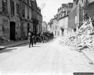 21 juin 1944 : des prisonniers allemands sur la rue des religieuses à Valognes. Photo : US National Archives