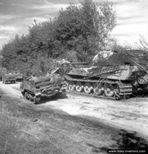 22 août 1944 : un convoi allié progresse à proximité d’un Tigre II et d’un Bergepanther du Panzer-Abteilung 503 dans le secteur de Vimoutiers. Photo : US National Archives