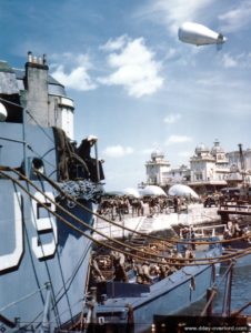 Des sapeurs américains du 5th E.S.B. embarquent dans des chalands de débarquement LCVP rattachés à l'USS Thurston à destination de Omaha Beach (convoi O3). Photo : US National Archives