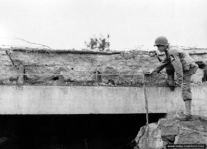 6 juillet 1944 : les ruines des casemates du centre de montage et de ravitaillement de V1 à La Tuilerie à Yvetot-Bocage. Photo : US National Archives