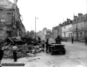 Un convoi américain traverse le carrefour entre les rues de Candie et de Bretagne à Alençon. Photo : US National Archives