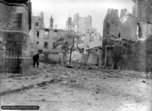 21 août 1944 : un soldat américain progresse en faisant attention à d’éventuels snipers allemands à Argentan. Photo : US National Archives