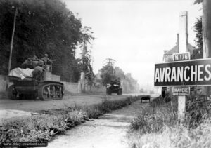 Un peloton de chars légers Stuart entre dans Avranches en empruntant la RN 176. Photo : US National Archives