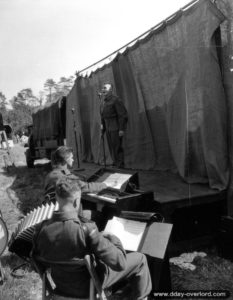 30 juillet 1944 : Ralph Wickberg de la troupe Invasion Revue. Photo : US National Archives