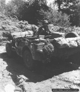 11 août 1944 : James E. Lough du 67th Regiment de la 2nd Heavy Armored Division à Barenton. Photo : US National Archives