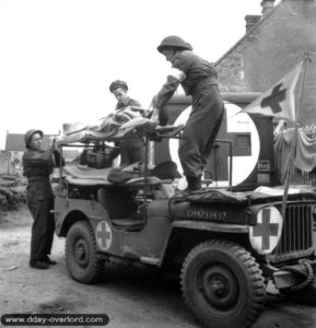 27 juin 1944 : l’ambulance de campagne appartenant à la 9ème brigade de la 3ème division d’infanterie avec à son bord L. E. McKeating, A. E. Buell et L. F. McCadam à Basly. Photo : US National Archives