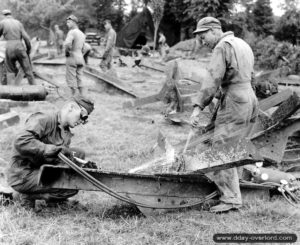 21 juillet 1944 : des mécaniciens de la 705th Ordnance Company recyclent les éléments de hérissons tchèques dans le secteur de Balleroy. Photo : US National Archives