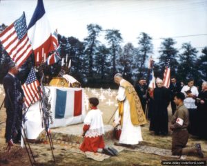 Cérémonie du souvenir le 6 juin 1945 au cimetière provisoire de Blosville. Photo : US National Archives