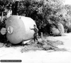 Cuve destinée au stockage du peroxyde d’hydrogène servant à la propulsion du chariot de lancement des fusées V1 à Bricquebec. Photo : US National Archives