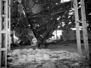 Les ruines d’un des hangars de l’aérodrome de Carpiquet. Photo : US National Archives