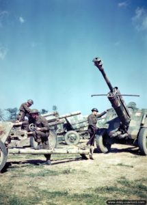 Des canons allemands pris à l’ennemi dans la carrière des Aucrais à Haut-Mesnil. Photo : US National Archives
