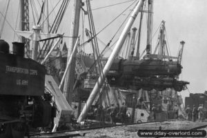 13 août 1944 : déchargement d’une locomotive 140 sur la digue du Homet à Cherbourg. Photo : US National Archives