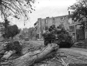 29 juillet 1944 : trois chars légers Stuart appartenant au 25th Cavalry Recon Squadron (Mechanized) de la 4th Armored Division à Coutances. Photo : US National Archives