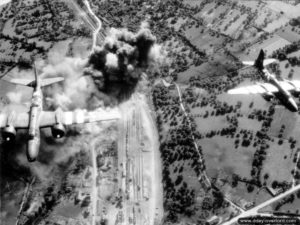 14 juin 1944 : bombardement de la gare de Domfront par des Douglas Havoc A-20 G du 671st Bombardment Squadron, 416th Bombardment Group, 97th Combat Bombardment Wing, 9th Bomber, 9th Air Force. Photo : US National Archives