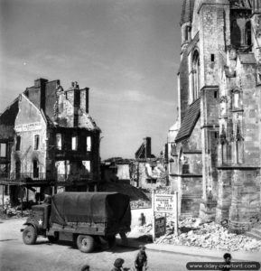 17 août 1944 : rue de Caen devant l’église Saint-Gervais (le camion est un Ford). Photo : US National Archives