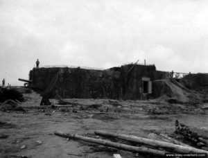 28 juin 1944 : la casemate numéro 2 après la prise de la batterie par la 4ème division d’infanterie à Fermanville. Photo : US National Archives