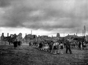 14 juillet 1944 : des jeunes écoliers se rendent à la cérémonie de la fête nationale à Isigny-sur-Mer. Photo : US National Archives
