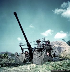 Une pièce de 40 mm Bofors anti-aérienne armée par les Canadiens. Photo : IWM