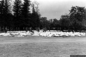 Des corps de soldats américains rassemblés avant la mise en terre. Photo : US National Archives