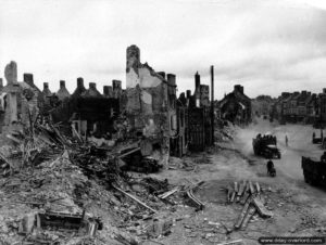 19 juillet 1944 : place Ducloux à La-Haye-du-Puits. Photo : US National Archives