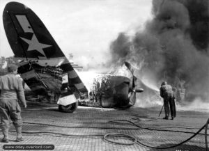 Un P-47 Thunderbolt appartenant au 371st Fighter Group en flammes : il s'est écrasé à l'atterrissage sur l'ALG A-6 de La Londe. Photo : US National Archives