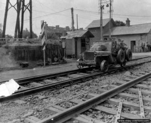 6 août 1944 : le soldat James E. Boyle conduit une Jeep spécialement adaptée au réseau ferroviaire à Lison ! Photo : US National Archives