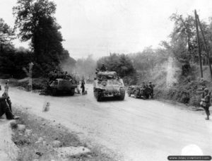 Un char M4 Sherman du 743rd Tank Battalion traverse une position défendue par un Tank Destroyer M10 appartenant à l’escadron A du 702nd Tank Destroyer Battalion de la 2nd (US) Armored Division à Lonlay-l’Abbaye. Photo : US National Archives