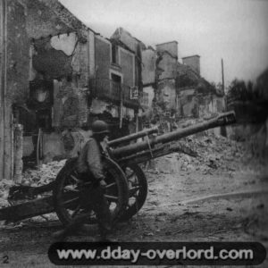 Un 10,5 cm leichte Feldhaubitze leFH18(M) détruit et abandonné par les Allemands à Marigny. Photo : US National Archives