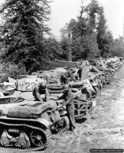 7 août 1944 : des chars Beutepanzer Renault R 35 abandonnés par les Allemands dans le secteur de Montebourg. Photo : US National Archives