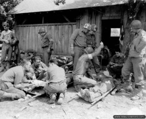 Un poste de secours armé par le 105th Medical Battalion appartenant à la 30th Infantry Division dans le secteur de Mortain. Photo : US National Archives