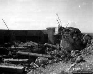 Plateforme pour DCA (2 cm Flak 30) détruite par les bombardements. Photo : US National Archives