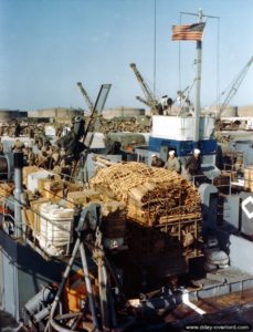 Du matériel chargé à bord d’un LCT Mark 6 à Castletown, le port de l'île de Portland. Photo : US National Archives