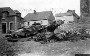 2 août 1944 : carcasses d’une Schwimmwagen et d’un Marder III allemands à Roncey. Photo : US National Archives