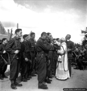 14 juillet 1944 : cérémonie à Rots à l'occasion de la fête nationale française en présence de soldats canadiens de la 2nd (CA) Infantry Division. Photo : US National Archives
