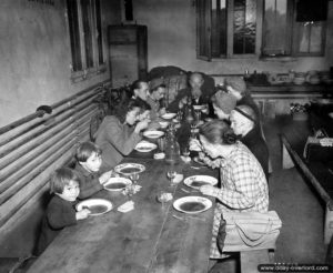 Un centre d’accueil rassemble des réfugiés et leur apporte une aide alimentaire à Saint-Clair-sur-l’Elle. Photo : US National Archives