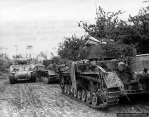 9 juillet 1944 : deux chars Panzer IV abandonnés par les Allemands sont positionnés à proximité du cimetière de Saint-Fromond. Photo : US National Archives