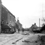 19 août 1944 : un char M4 Sherman appartenant au 29th Reconnaissance Regiment (The South Alberta Regiment) de la 4th Canadian Armoured Division appuie la compagnie B du Argyll and Sutherland Highlanders of Canada-Princess Louise’s de la 4th Canadian Armoured Division à Saint-Lambert-sur-Dive. Photo : IWM